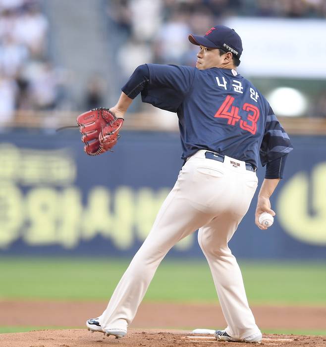 롯데 나균안이 20일 서울 잠실구장에서 열린 2025 KBO리그 LG와 경기에서 역투하고 있다. 잠실 | 최승섭 기자 thunder@sportsseoul.com