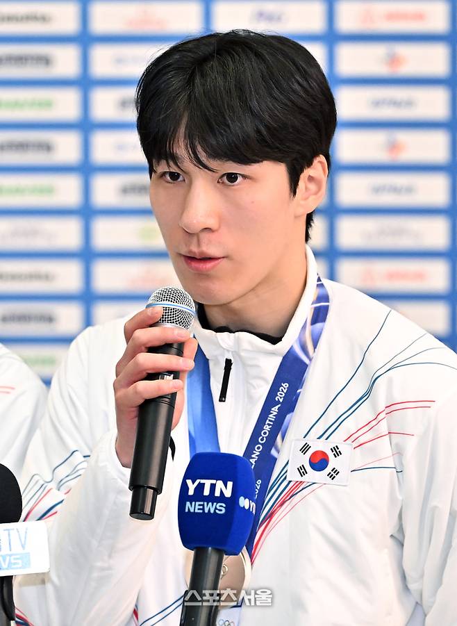 2026 밀라노·코르티나담페초 동계올림픽에서 두 개의 은메달을 딴 쇼트트랙 대표팀 황대헌이 24일 인천국제공항을 통해 귀국한 뒤 소감을 밝히고 있다. 2026. 2. 24 인천국제공항 | 박진업 기자 upandup@sportsseoul.com