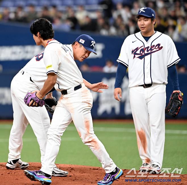 엉덩이를 토닥이며 그의 투혼을 격려