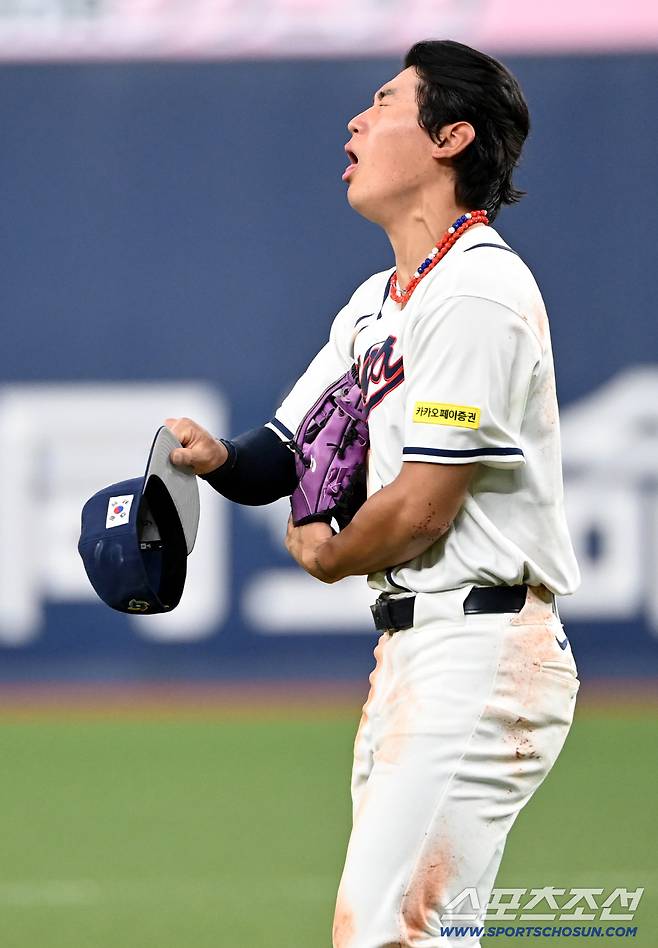 다지지 않고 공을 잡아 다행이애