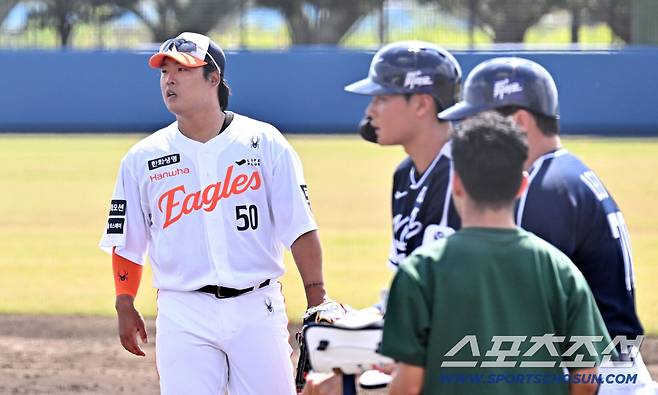 21일 일본 오키나와 고친다구장에서 열린 대한민국 야구 대표팀과 한화 이글스의 평가전. 강백호가 수비를 하고 있다. 오키나와(일본)=박재만 기자 pjm@sportschosun.com/2026.02.21/