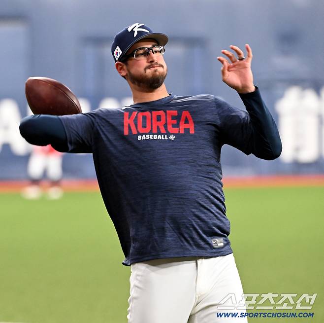 2일 일본 오사카 교세라돔에서 열린 WBC(월드베이스볼클래식) 한국 대표팀과 한신 타이거즈의 경기, 경기 전 데인 더닝이 워밍업을 하고 있다. 오사카(일본)=허상욱 기자wook@sportschosun.com/2026.03.02/