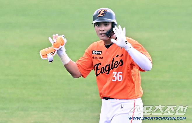 22일 일본 오키나와 니시자키 야구장에서 열린 한화 이글스와 지바 롯데의 연습경기. 한지윤이 안타를 날린 뒤 숨을 고르고 있다. 오키나와(일본)=박재만 기자 pjm@sportschosun.com/2026.02.22/