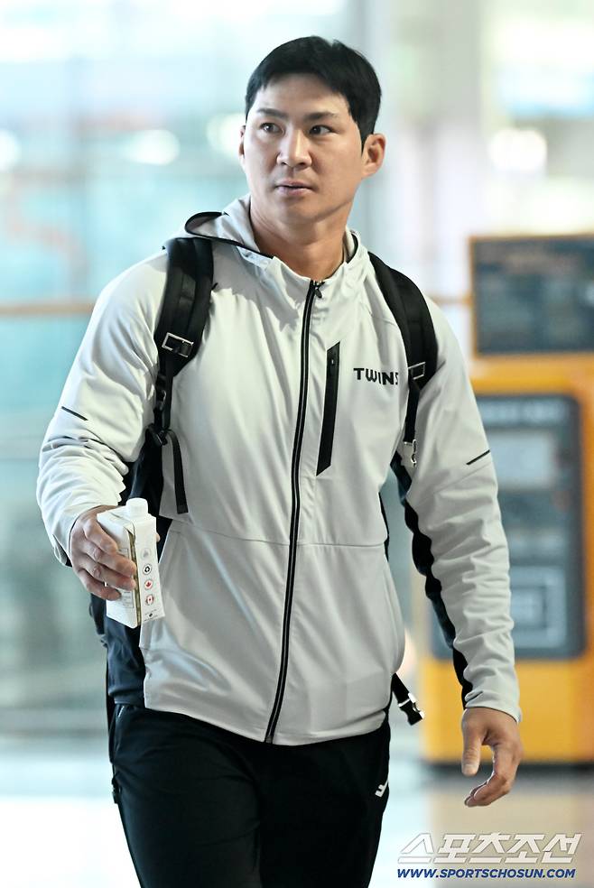 LG 트윈스 선수단이 25일 인천공항을 통해 2차 전지훈련지인 일본 오키나와로 출국했다. 출국장으로 들어서는 오지환의 모습. 인천공항=허상욱 기자wook@sportschosun.com/2026.02.25/