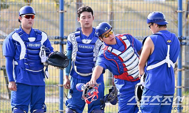 20일 일본 오키나와 온나손 아카마 구장에서 열린 대한민국 야구 대표팀과 삼성 라이온즈의 평가전, 강민호가 김재성, 박세혁, 장승현 후배들에게 수비 노하우를 알려주고 있다. 오키나와(일본)=박재만 기자 pjm@sportschosun.com./2026.02.20/