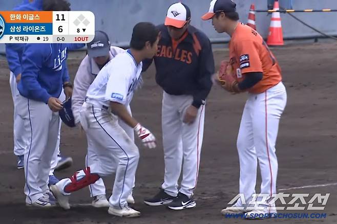 삼성 이해승이 한화 박재규의 투구에 헤드샷을 당해 그라운드에 한참동안 쓰러져 있다가 일어날 때 걱정스런 표정으로 지켜보던 박재규가 미안한 마음을 표현하고 있다. 삼성 라이온즈 유튜브 중계화면 캡쳐
