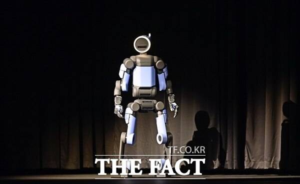 현대차그룹이 휴머노이드 로봇 '아틀라스'(사진) 연구형 모델을 활용해 자동차 부품을 인식·정리하는 실증 작업을 진행하고 있다. AI 기반 자동화 기술이 제조 현장에 도입되는 모습이다. /현대차그룹