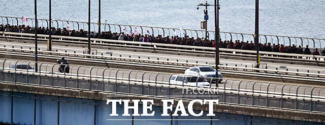 장동혁 국민의힘 대표와 지도부를 비롯한 지지자들이 3일 오후 서울 여의도 국회에서 사법독립 헌정수호를 위한 대국민 호소 국민대장정 규탄대회를 마친 후 마포대교를 지나 청와대로 향하고 있다. /남윤호 기자