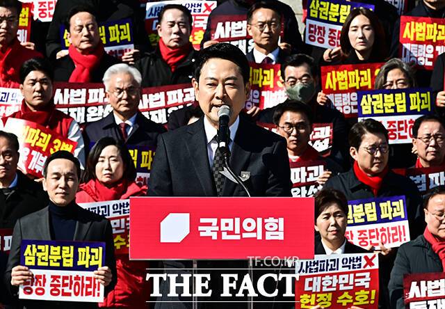 장동혁 국민의힘 대표가 3일 오후 서울 여의도 국회 본청 앞 계단에서 열린 ‘사법독립 헌정수호를 위한 대국민 호소 국민대장정 규탄대회’에 참석해 모두발언을 하고 있다. /국회=배정한 기자