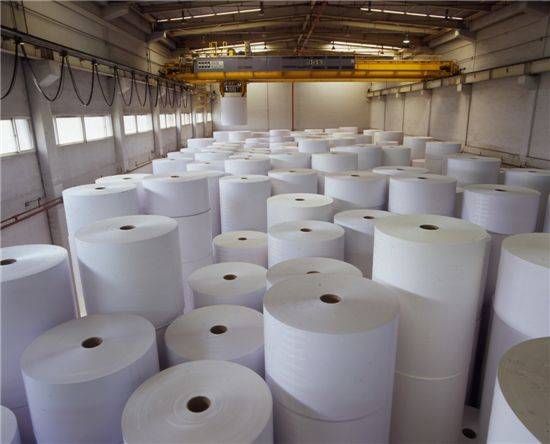 한솔제지 대전공장 자동화 창고에 백판지 원지가 수북하게 쌓여 있다. 사진=아시아경제 DB