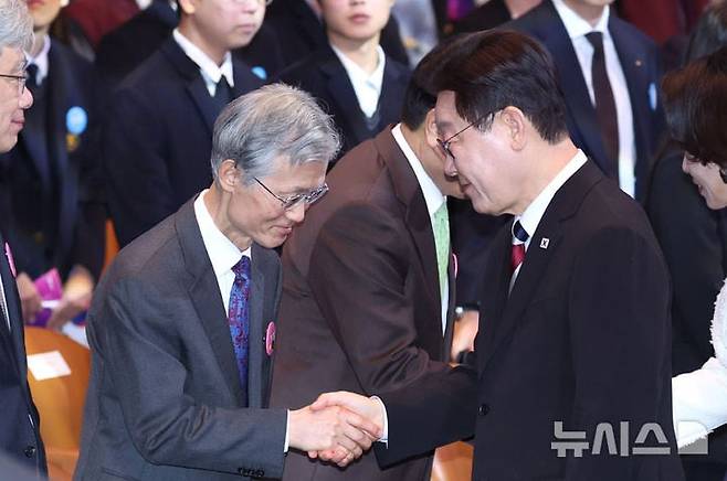 이재명 대통령, 조희대 대법원장과 악수