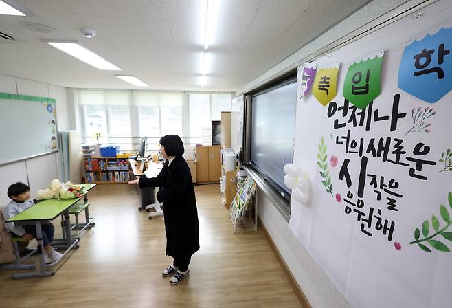 2026학년도 새 학기를 시작한 3일 강원 평창군의 한 초등학교에서 신입생 강모(7) 군이 담임선생님으로부터 1학년 생활을 안내받고 있는 모습. 이 학교를 비롯해 강원도 내 초등학교 21곳은 이날 신입생이 1명인 '나 홀로 입학식'을 열었다. 20곳은 신입생이 1명도 없어 입학식을 열지 못했다. /연합뉴스