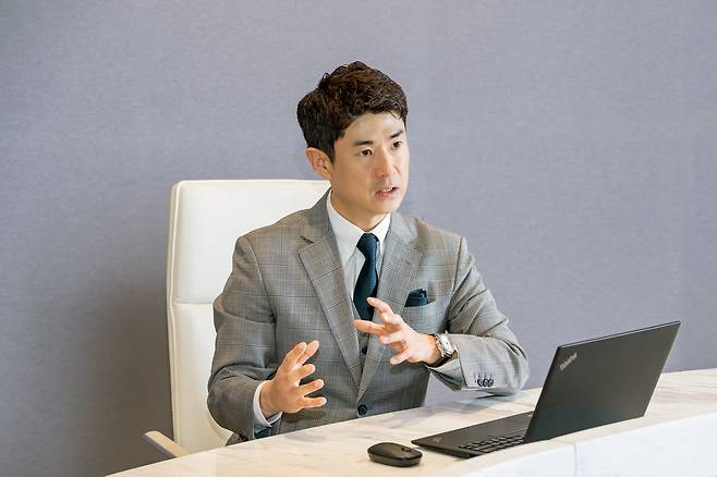CBRE 코리아 리테일 총괄 김용우 상무가 23일 서울 종로구 본사에서 조선비즈와 인터뷰하고 있다. /CBRE 코리아 제공