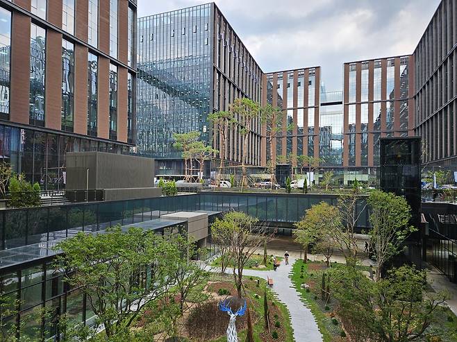 서울 강서구 '마곡 원그로브' 내 중앙정원의 모습. /이지스자산운용 제공