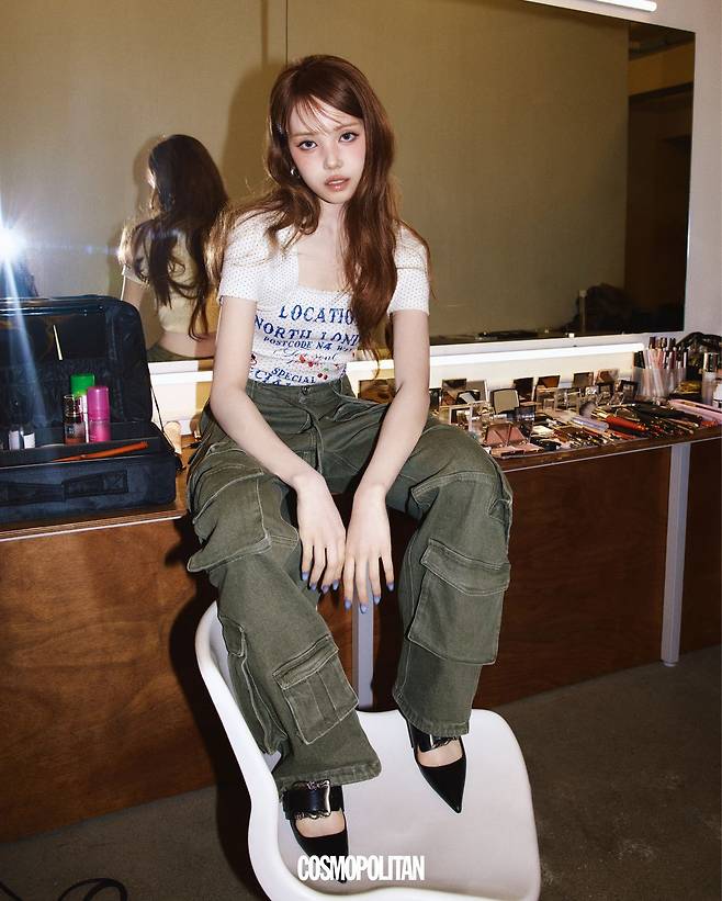 볼레로, 슬리브리스 톱 모두 Effet De Soleil. 데님 팬츠 Mark Gong. 키튼 힐 Enfants Riches Déprimés. 귀고리 스타일리스트 소장품.