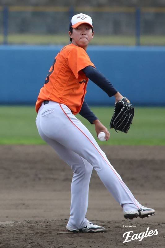 한화 이글스 황준서가 지난달 24일 일본 오키나와 아카마 구장에서 열린 삼성 라이온즈와의 연습경기에서 역투하고 있다. 한화 이글스 제공