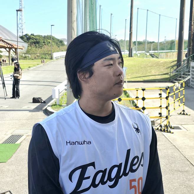 한화 이글스 강백호가 일본 오키나와 구시카와 구장에서 취재진과 인터뷰 하고 있다. 이성현 기자