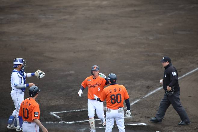 3일 일본 오키나와 아카마 구장에서 열린 한화 이글스와 삼성 라이온즈와의 연습경기에서 한화 선수단이 득점 후 세레머니 하고 있다. 한화 이글스 제공