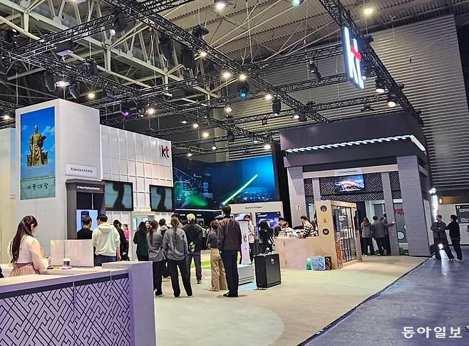 이번 전시회에서 SK텔레콤(위쪽)·KT 등 국내 통신사들은 저마다의 방식으로 에이전틱(실행형) AI 기술력을 선보인다. 바르셀로나=김재형 기자 monami@donga.com