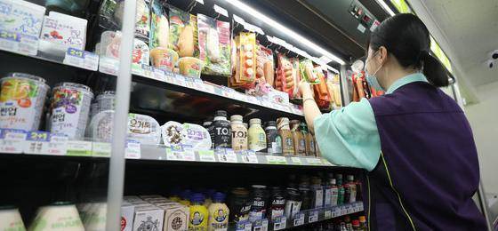 서울의 한 편의점에서 아르바이트생이 냉장 진열대의 상품을 정리하고 있다. 뉴스1