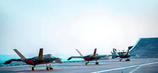 이란군이 운영하던 샤히드 바게리호(Shahid Bagheri, C110-4)에 올라가있는 드론. 엑스(X·옛 트위터) 캡처