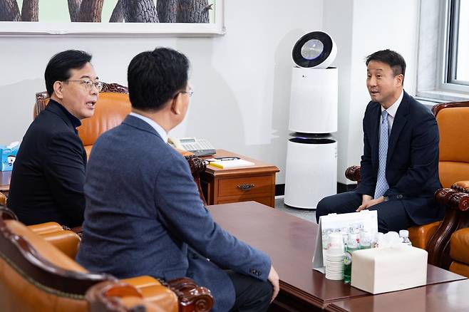 더불어민주당 한병도(오른쪽), 국민의힘 송언석 원내대표가 3일 서울 여의도 국회 운영위원장실에서 만나 대화하고 있다. 왼쪽 두 번째는 유상범 국민의힘 원내운영수석부대표. 2026.3.3 ⓒ 뉴스1