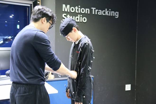 어린이 기자가 모션 캡처 슈트를 입는 모습. 동아사이언스 제공
