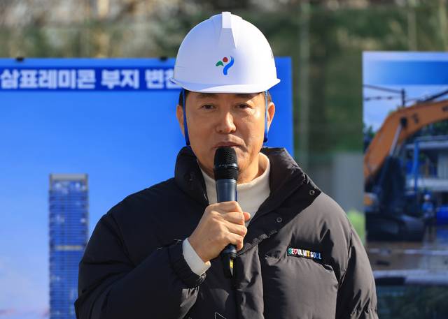 오세훈 서울시장이 서울 성수동 삼표레미콘 부지를 찾아 토양오염 정화 작업 추진현황 등을 점검하고 발언하고 있다. [연합뉴스]