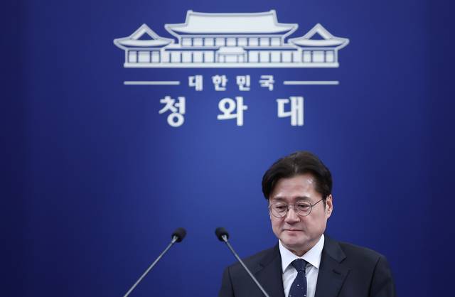 홍익표 정무수석이 12일 이날 예정됐다 취소된 이재명 대통령과 더불어민주당 정청래 대표, 국민의힘 장동혁 대표 오찬 관련 브리핑을 하기 위해 청와대 춘추관 브리핑룸에 들어서고 있다. [연합뉴스]