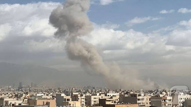 이스라엘이 이란에 대한 공격을 공식화한 가운데 이란 수도 테헤란에 지난달 28일 연기가 치솟고 있다. 로이터·뉴스1