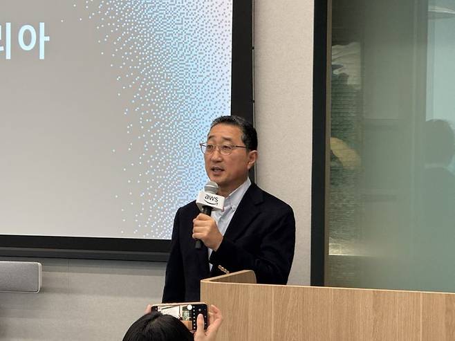 함기호 아마존웹서비스(AWS) 코리아 대표가 3일 서울 강남구 AWS 오피스에서 열린 신년 기자간담회에서 발언하고 있다. 사진=주원규 기자
