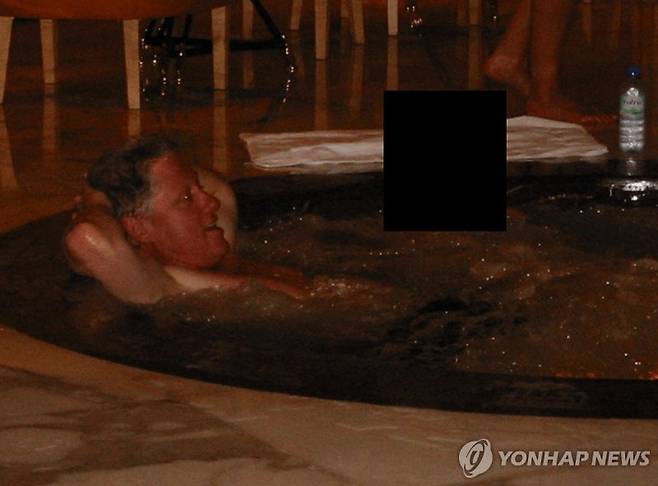 '엡스타인 문건'에 담긴, 클린턴 전 대통령이 욕조에 한 여성과 함께 들어간 사진.연합뉴스