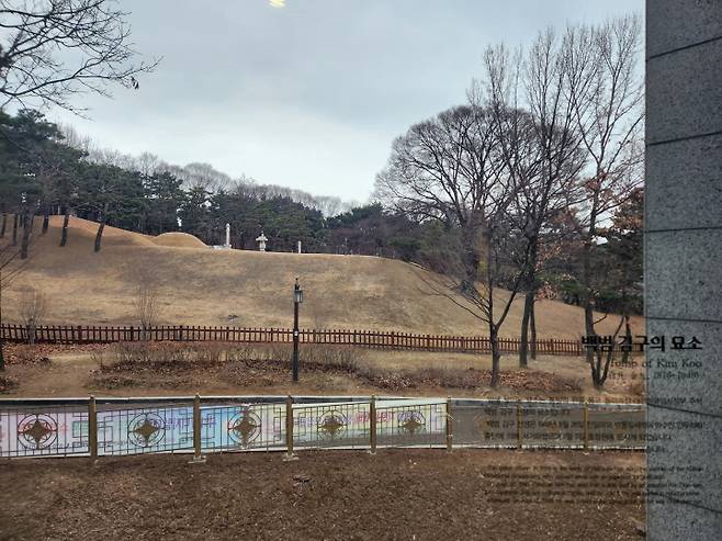 백범김구기념관 2층에 자리한 추모 공간에서 백범 김구의 묘소를 유리창 너머로 볼 수 있다.