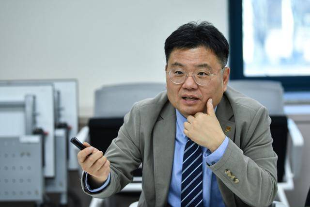 지난달 27일 서울 서초구 한국연구재단 서울청사에서 윤비 인문사회연구본부장이 본보와 인터뷰를 하고 있다. 윤기훈 인턴기자