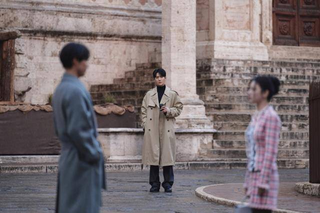 '이 사랑 통역 되나요?'에서 호진(가운데)이 원래 인격으로 돌아와 히로와 대화하는 무희를 바라보고 있다. 넷플릭스 제공