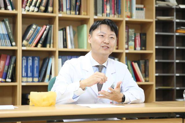 지난달 27일 서울 송파구 서울아산병원에서 만난 사호석 안과 교수가 안와골절에 대해 설명하고 있다. 서울아산병원 제공