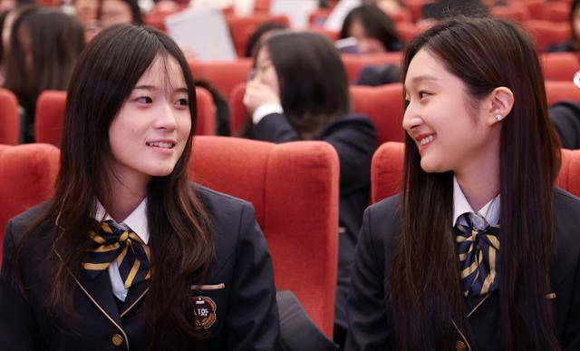 최가온(왼쪽)과 신지아가 3일 서울 서초구 세화여고에서 열린 특별 장학금 수여식에 참석해 대화를 나누고 있다. 뉴스1