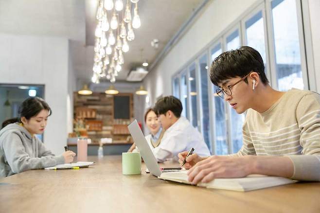 최근 Z세대를 중심으로 새로운 형태의 저녁 모임, ‘어드민 나이트(Admin Night)’가 확산되고 있다./사진=게티이미지뱅크