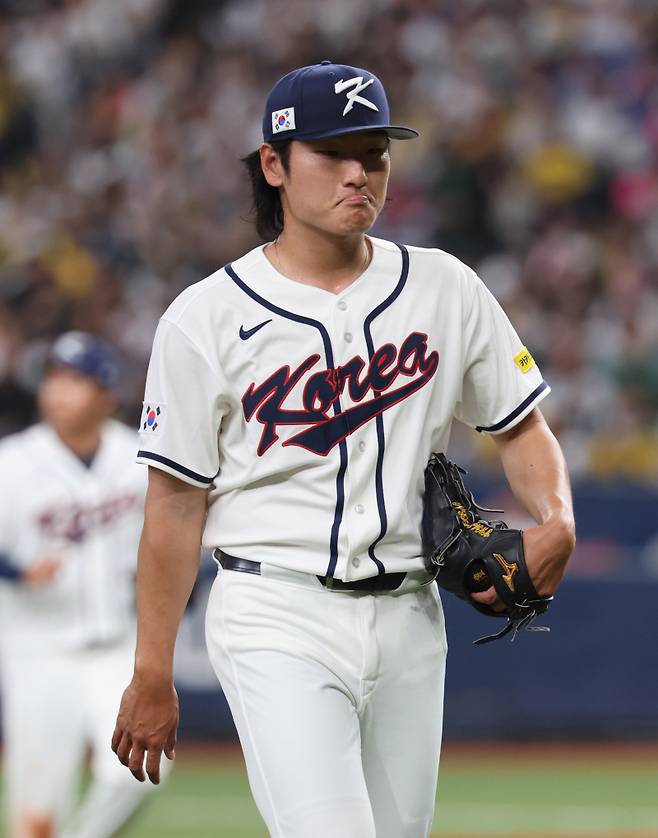 <yonhap photo-3712="">2일 일본 오사카 교세라돔에서 열린 월드베이스볼클래식(WBC) 평가전 한국 대표팀과 일본 프로야구 한신 타이거스와의 경기. 2회말 한국 선발투수 곽빈이 한신에게 3점을 허락한 뒤 마운드를 떠나고 있다. 2026.3.2 [연합뉴스]</yonhap>