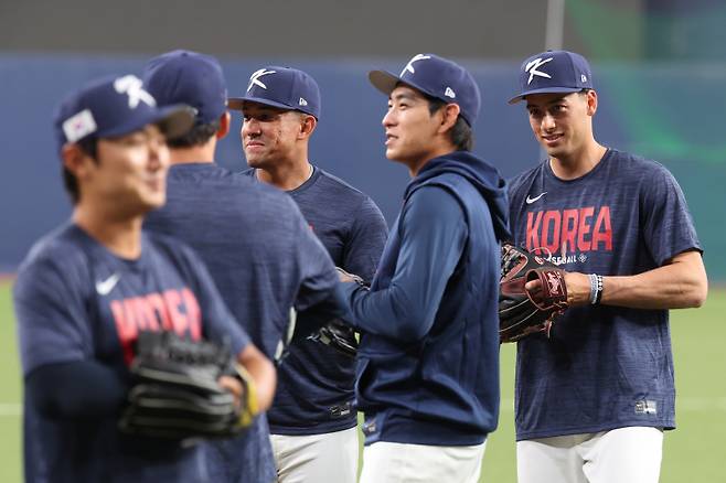 <yonhap photo-4401="">월드베이스볼클래식(WBC) 출전을 앞둔 한국 야구 대표팀 이정후, 저마이 존스, 셰이 위트컴이 1일 일본 오사카 교세라돔에서 훈련을 하고 있다. [사진=연합뉴스]</yonhap>