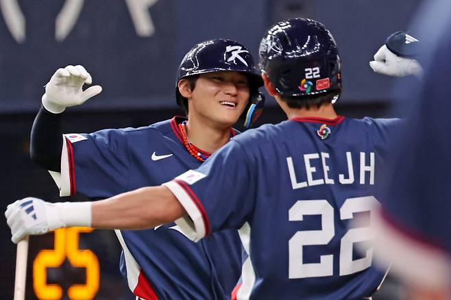 <yonhap photo-3772="">3일 일본 오사카 교세라돔에서 열린 월드베이스볼클래식(WBC) 평가전 한국 대표팀과 일본 프로야구 오릭스 버팔로스와의 경기. 2회초 2사 1, 3루 한국 김도영이 3점 홈런을 친 뒤 이정후와 기쁨을 나누고 있다. <저작권자 ⓒ 1980~2026 ㈜연합뉴스. 무단 전재 재배포 금지, AI 학습 및 활용 금지></yonhap>