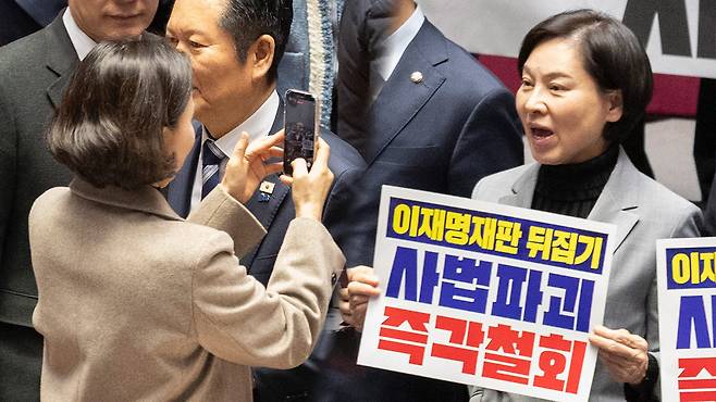 휴대전화로 국민의힘 의원들 찍는 이해민 의원과 소리치는 서명옥 의원 [2월 27일 본회의 사진 갈무리]