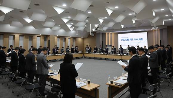 한국제약바이오협회가 10일 제1차 이사회를 열고, 정부가 추진 중인 국산 전문의약품(제네릭) 중심의 대규모 약가 인하 정책 유예를 촉구하는 결의문을 낭독하고 있다. 2026.02.10 [사진=한국제약바이오협회 제공]