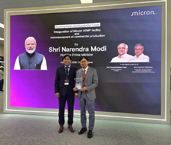 한미반도체 이종진 상무와 이명호 부사장이 2월 28일 마이크론 인도 최초 반도체 공장 오픈식에 참석했다. 한미반도체는 마이크론 산자이 메르트라 회장으로부터 인도에서 생산한 DDR5 DRAM 기념패를 받았다. [사진=한미반도체]