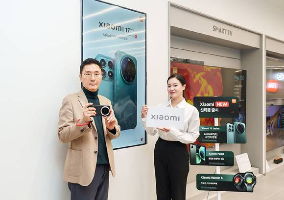 샤오미 17 울트라를 들고 포즈를 취하고 있는 조세현 사진작가(왼쪽)와 모델. [사진=샤오미]