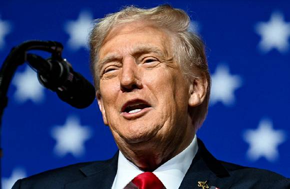 도널드 트럼프 미국 대통령이 지난해 9월 미국 버지니아주 콴티코에 위치한 해병기지에서 피트 헤그세스 국방부 장관이 소집한 전군 지휘관 회의에서 연설하고 있다. [사진=AFP/연합뉴스]