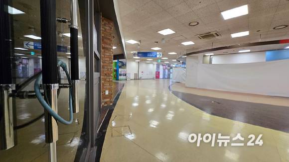 영업을 종료한 홈플러스 일산점 내부 식당의 문이 굳게 잠겨있다. [사진=아이뉴스24 DB]