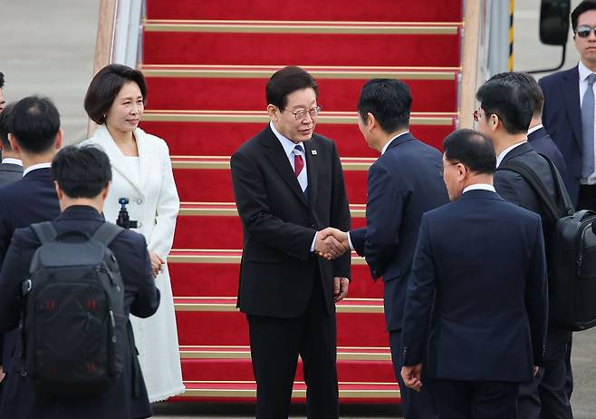 싱가포르·필리핀 국빈 방문에 나서는 이재명 대통령과 김혜경 여사가 1일 오전 경기 성남시 서울공항에서 공군 1호기에 탑승에 앞서 환송 나온 정청래 더불어민주당 대표와 인사를 하고 있다. 하지만 KTV 유튜브에는 해당 장면이 담기지 않아, 정 대표 측 지지자들이 반발했다. 청와대사진기자단
