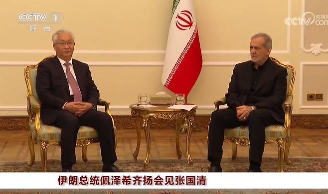 지난 2024년 12월 장궈칭(왼쪽) 중국 부총리가 이란 테헤란을 방문해 마수드 페제시키안(오른쪽) 이란 대통령과 회담하고 있다. 사진 CC-TV 캡처
