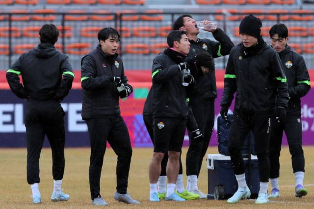 ▲ 강원FC 선수단이 FC 마치다 젤비아와 2025-2026 AFC 챔피언스리그 엘리트 리그 스테이지 16강 1차전을 하루 앞둔 2일 춘천송암스포츠타운주경기장에서 오픈 트레이닝에 임하고 있다.   한규빈 기자